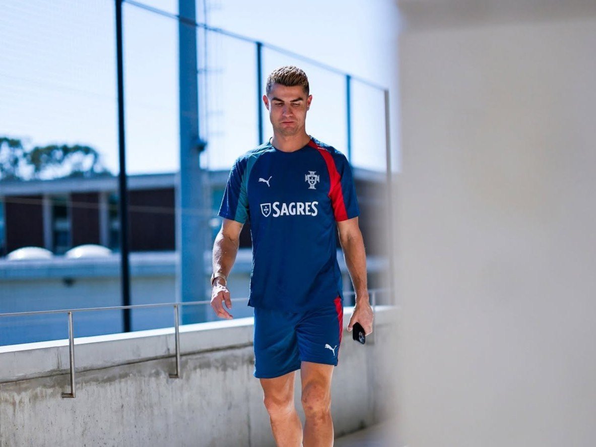 Cristiano Ronaldo caminha com uniforme de treino de Portugal