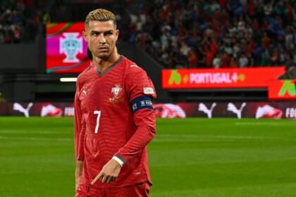 Cristiano Ronaldo com a camisa da seleção portuguesa em campo