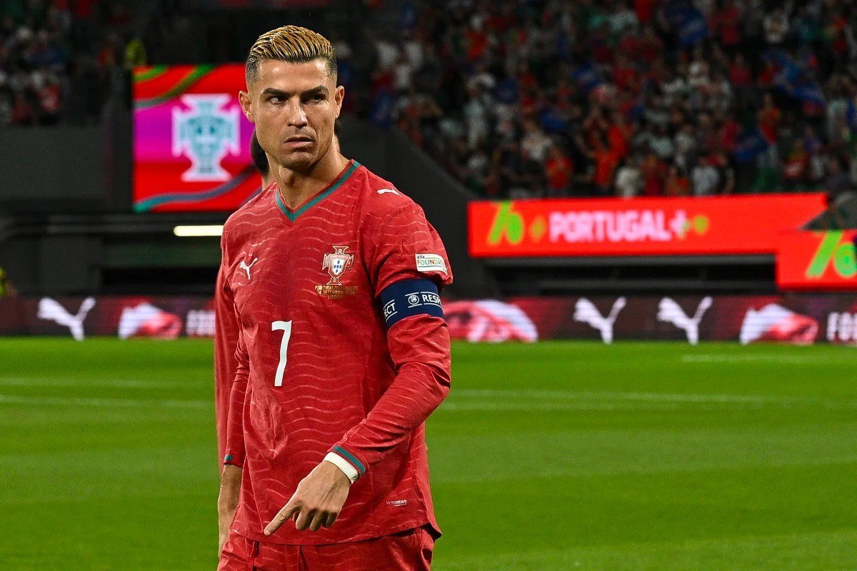 Cristiano Ronaldo com a camisa da seleção portuguesa em campo