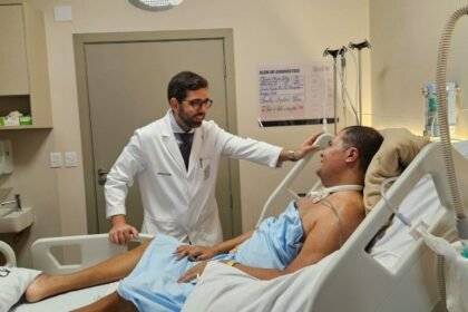 Médico atende paciente em leito de hospital em Salvador