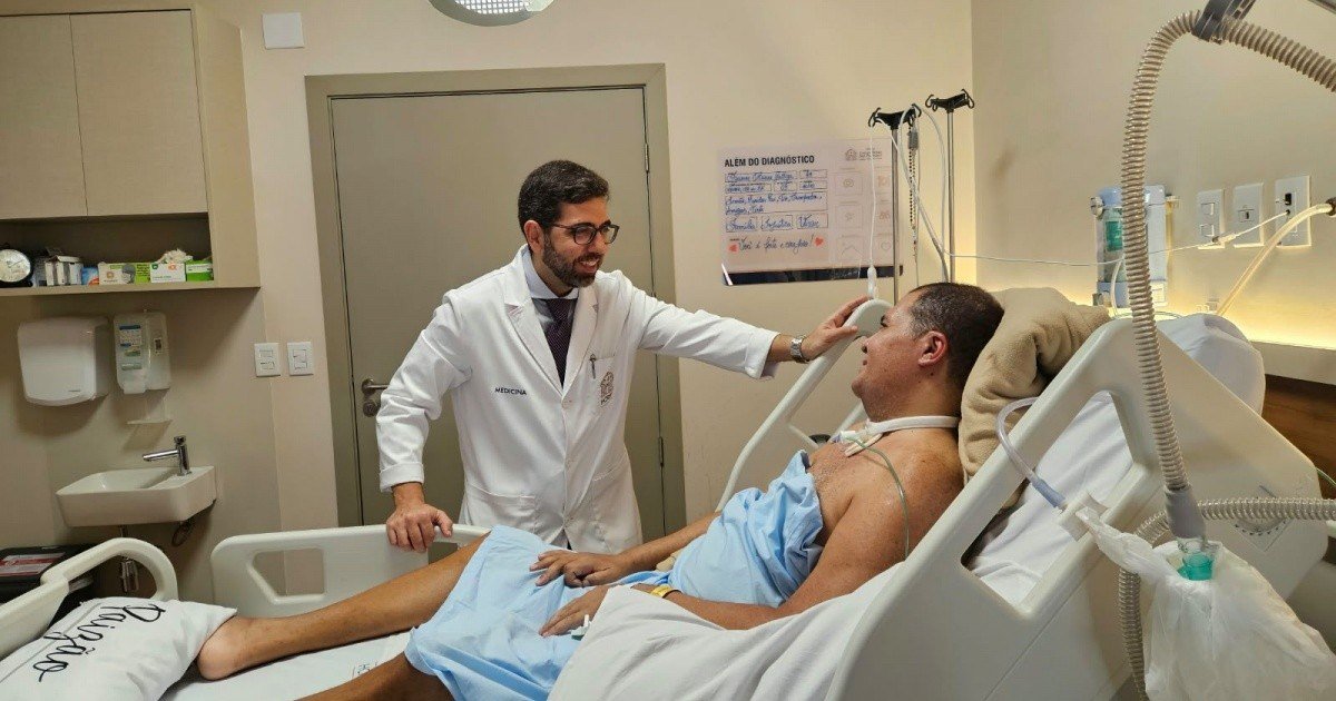 Médico atende paciente em leito de hospital em Salvador