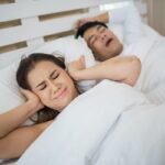 Casal dorme em cama de casal