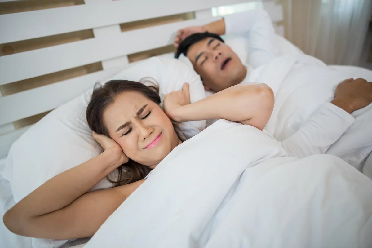 Casal dorme em cama de casal