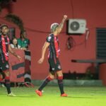Atacante Erick comemora gol com o braço erguido pelo Vitória