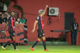 Atacante Erick comemora gol com o braço erguido pelo Vitória