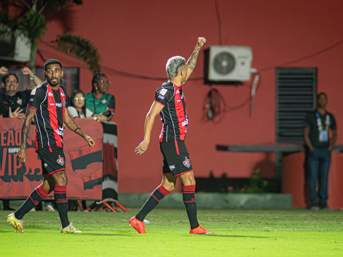 Atacante Erick comemora gol com o braço erguido pelo Vitória