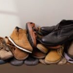 Vários pares de sapatos e botas enfileirados