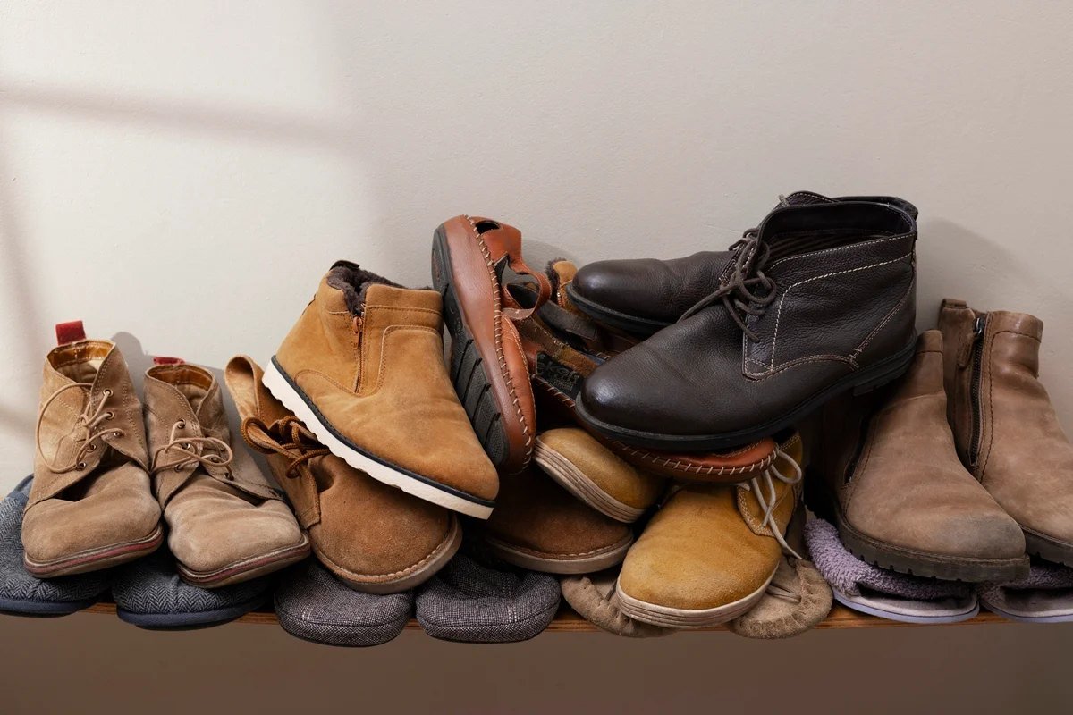 Vários pares de sapatos e botas enfileirados