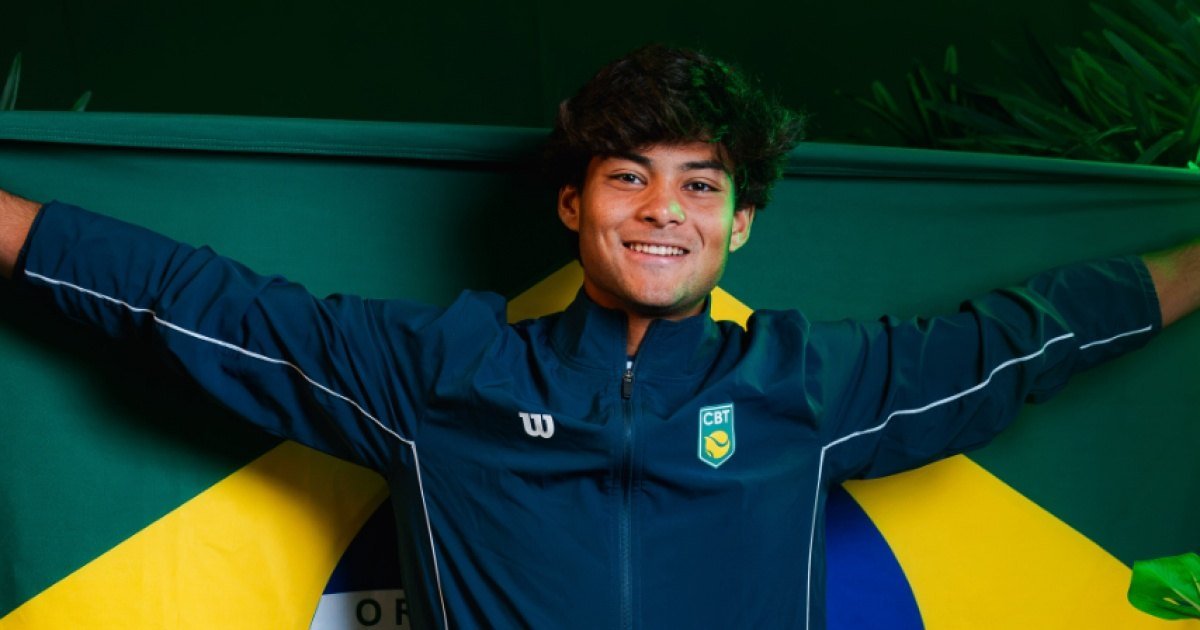 Tenista Guto Miguel com uniforme do Brasil e braços abertos