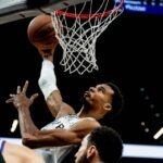 Victor Wembanyama sobe para a cesta em jogo da NBA