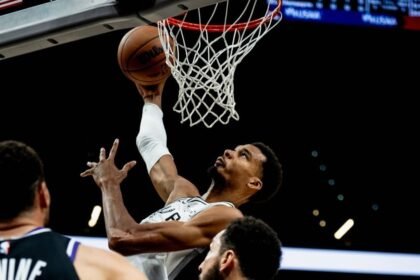 Victor Wembanyama sobe para a cesta em jogo da NBA