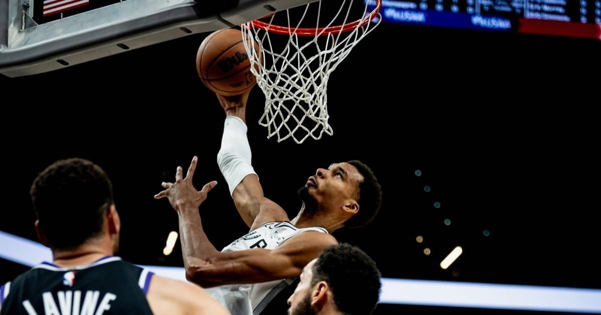 Victor Wembanyama sobe para a cesta em jogo da NBA