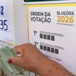 Eleitor com título na mão diante da ordem de votação