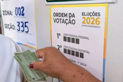 Eleitor com título na mão diante da ordem de votação