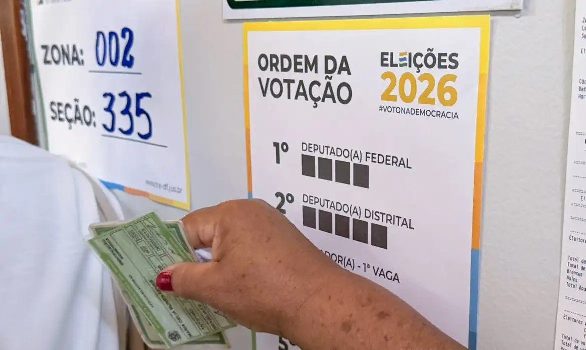 Eleitor com título na mão diante da ordem de votação
