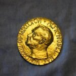 Medalha de ouro do Prêmio Nobel com o rosto de Alfred Nobel