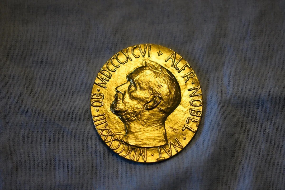 Medalha de ouro do Prêmio Nobel com o rosto de Alfred Nobel