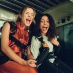 Atrizes posam juntas na première de filme