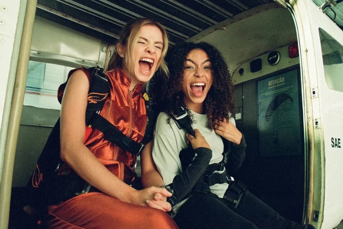 Atrizes posam juntas na première de filme