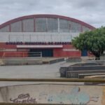 Fachada de ginásio de esportes municipal