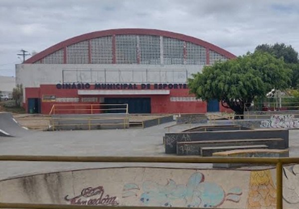 Fachada de ginásio de esportes municipal