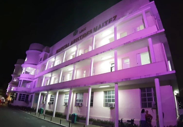 Hospital Aristides Maltez iluminado de rosa
