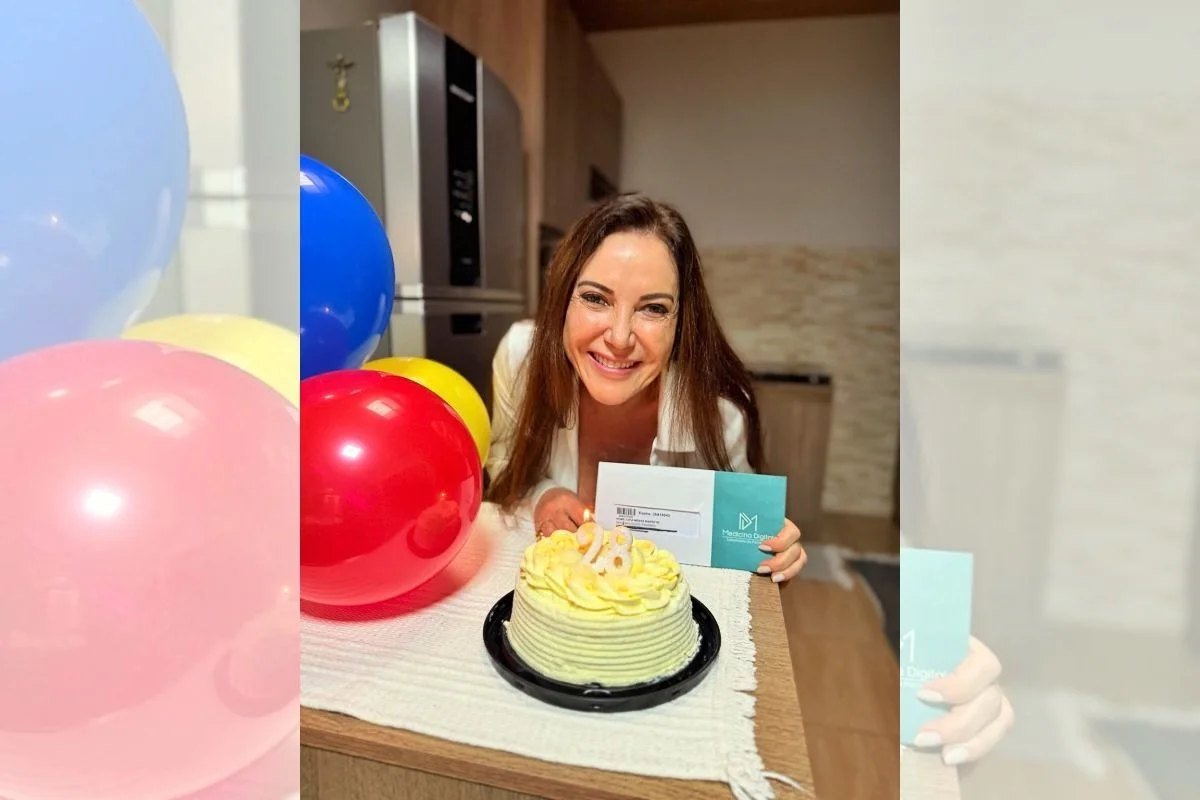 Mulher sopra velas de bolo de aniversário