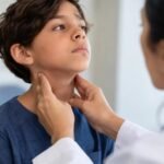 Médico examina criança
