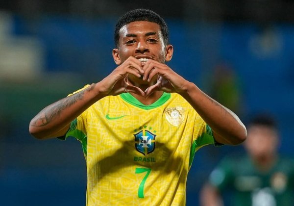 Kauê Furquim comemora gol com a camisa da Seleção