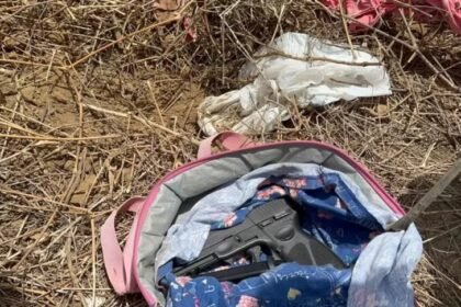 Mochila em que a arma foi encontrada, em Poções