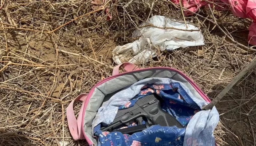 Mochila em que a arma foi encontrada, em Poções