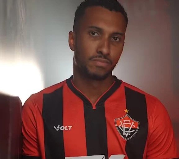 Atacante Lucas Braga