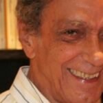 Ator e dublador Edson Silva sorri em retrato