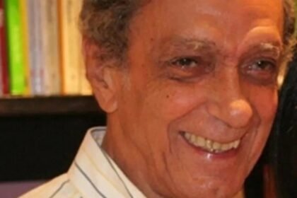 Ator e dublador Edson Silva sorri em retrato