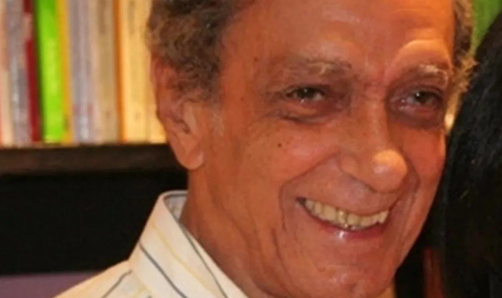 Ator e dublador Edson Silva sorri em retrato