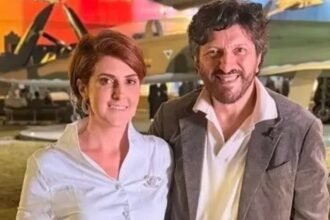 Mila Seidl e Lito Sousa posam juntos em frente a aviões