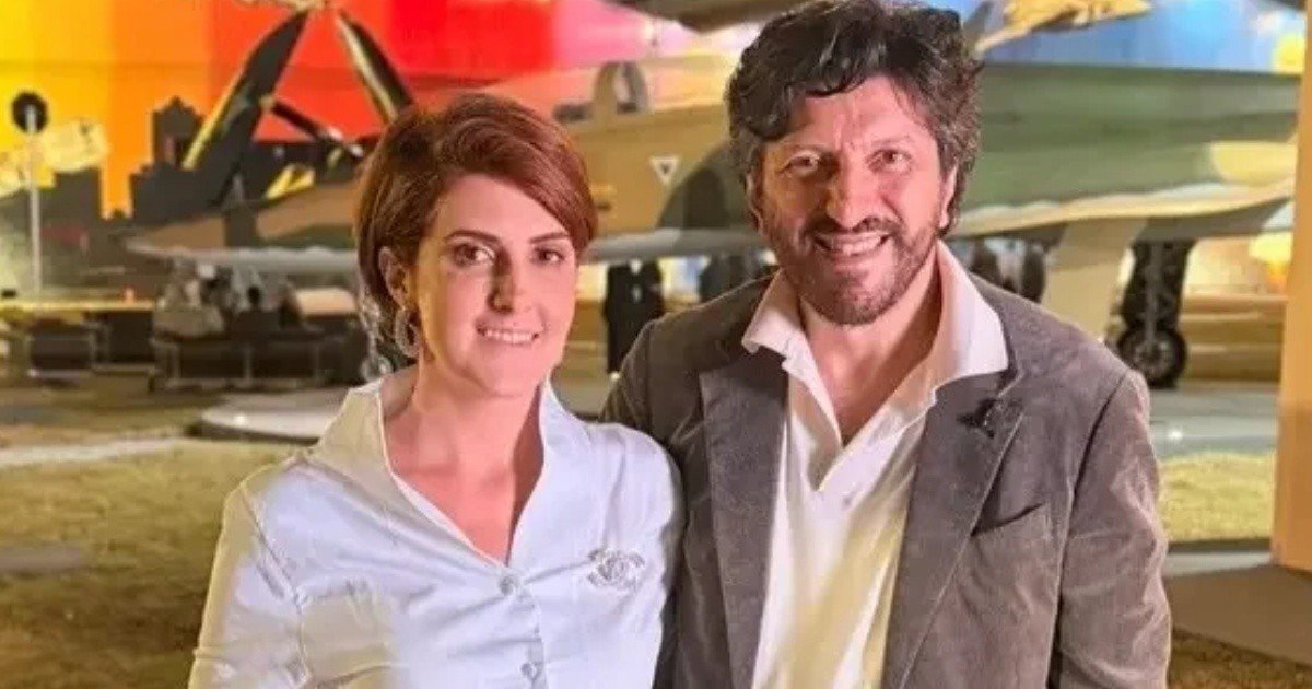 Mila Seidl e Lito Sousa posam juntos em frente a aviões