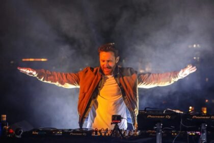 Palco de festival de música iluminado com público
