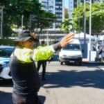 Agente de trânsito orienta motoristas em Salvador