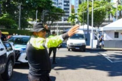 Agente de trânsito orienta motoristas em Salvador