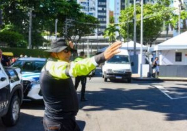 Agente de trânsito orienta motoristas em Salvador