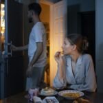Casal faz lanche à noite na cozinha