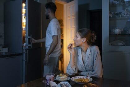 Casal faz lanche à noite na cozinha