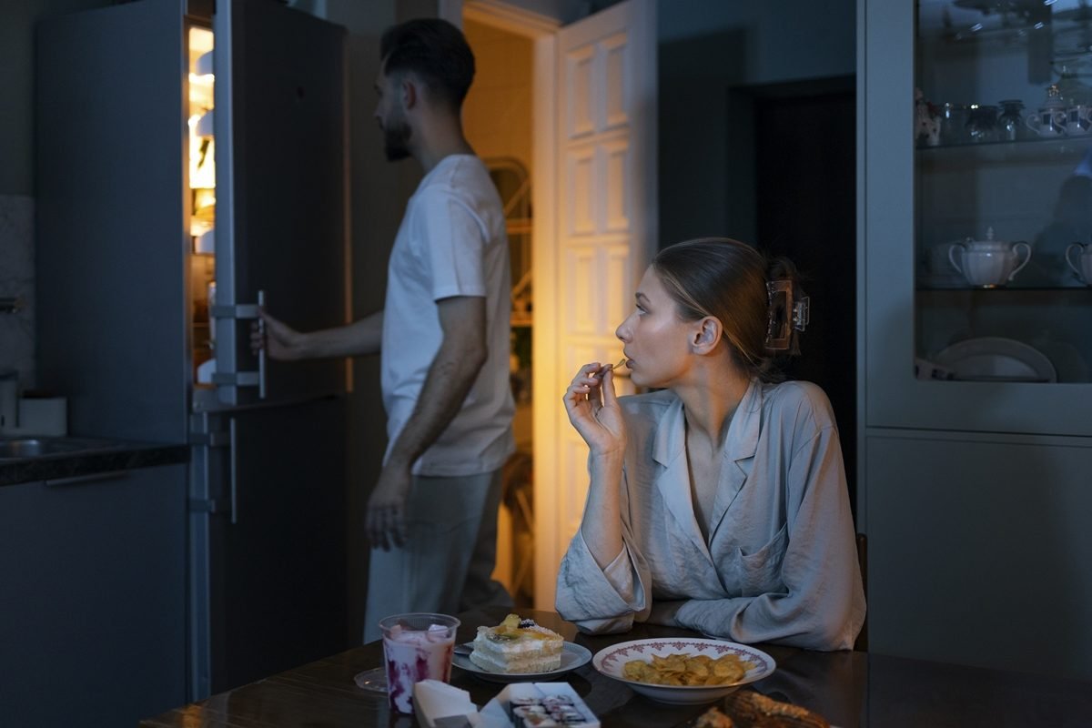 Casal faz lanche à noite na cozinha