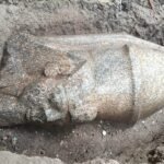 Cabeça de estátua de Ramsés II encontrada no solo