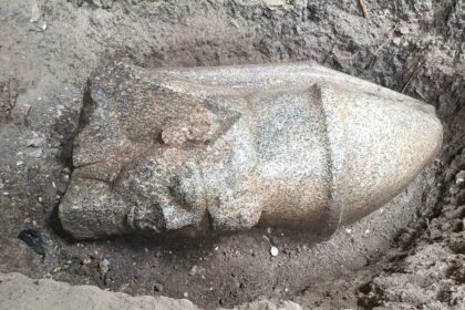 Cabeça de estátua de Ramsés II encontrada no solo