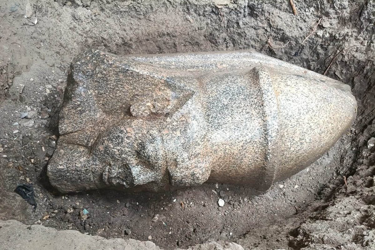Cabeça de estátua de Ramsés II encontrada no solo