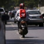Motociclista no trânsito de Salvador