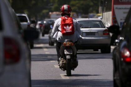 Motociclista no trânsito de Salvador
