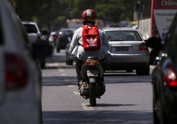 Motociclista no trânsito de Salvador